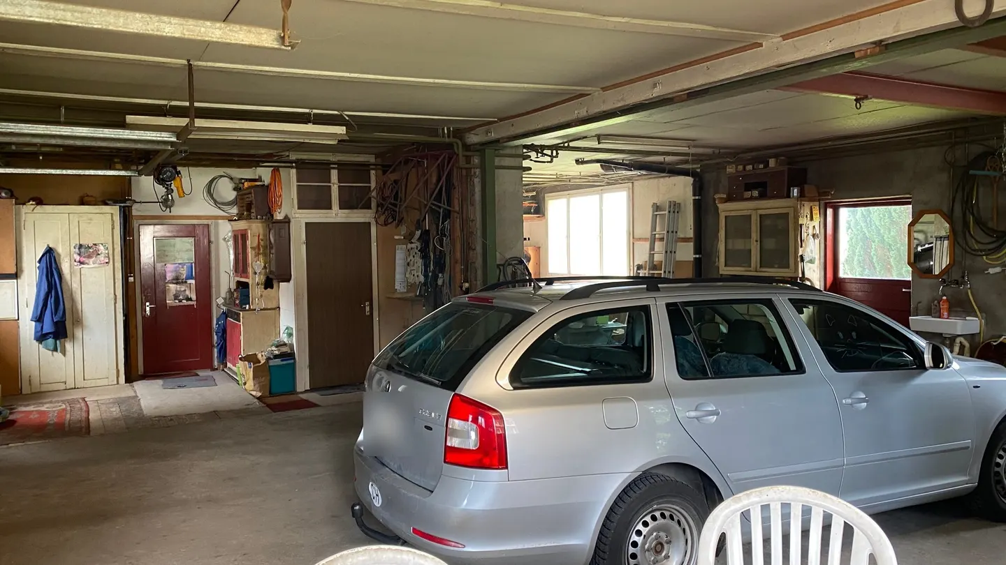 Frühere Garage mit Auto